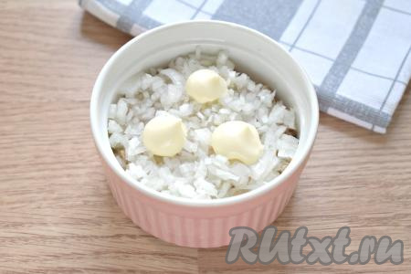 Очищенную луковицу нарезаем мелко, равномерно выкладываем на слой рыбы, смазываем майонезом.