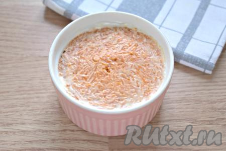 Слой из моркови смазываем майонезом.