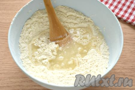 В получившуюся воронку вливаем тёплую воду (температура воды примерно 38-39 градусов) и оливковое (или подсолнечное) масло.