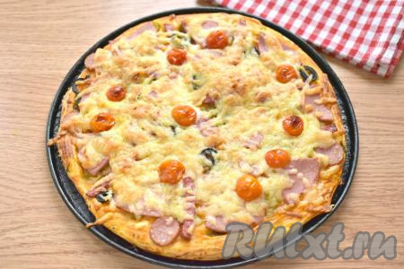 Пиццы ставим в разогретую до 200 градусов духовку на 20 минут (ориентируйтесь на свойства своей духовки).