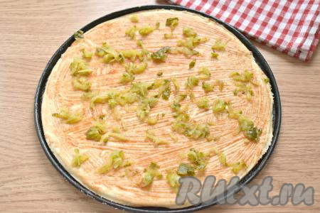 Огурец натираем на крупной тёрке. Выкладываем на основу для первой пиццы половину натёртого огурца.