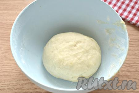 Перемешиваем содержимое миски сначала ложкой, собирая в комок, а затем тщательно вымешиваем тесто руками. Дрожжевое тесто должно получиться мягким и не прилипать к ладоням. Затягиваем миску с тестом пищевой плёнкой (или накрываем полотенцем) и ставим в тёплое место для подъёма на 1 час. За это время тесто увеличится в объёме раза в 2.