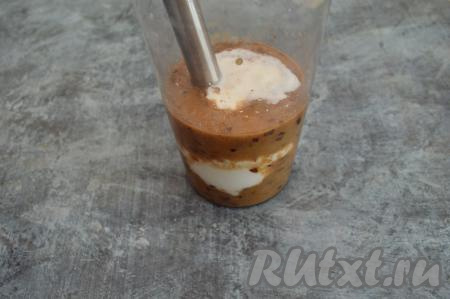 Затем в чашу с однородной бананово-сливовой массой влить кефир.