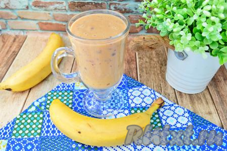 Вкусный, в меру густой смузи, приготовленный из банана и слив, сразу разлить по чашкам и начать наслаждаться полезным напитком. У меня всего получилось 400 миллилитров смузи.