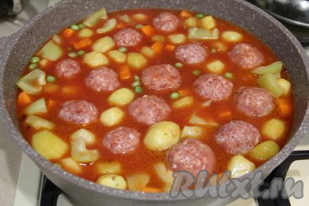 В отдельной ёмкости соединить воду и томатную пасту, посолить по вкусу, перемешать, влить получившийся томатный соус в сковороду с тефтелями и картошкой, аккуратно перемешать. Довести соус до кипения, уменьшить огонь до минимума. Накрыть сковороду крышкой и тушить минут 30. За это время блюдо нужно 1-2 раза аккуратно перемешать, чтобы картошка и тефтели равномерно протушились в томатном соусе со всех сторон.