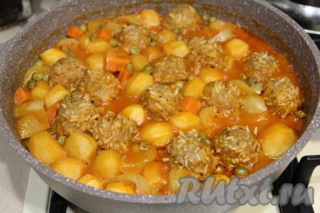 Готовность проверить, проколов картошку зубочисткой (если зубочистка входит легко в картошину, значит блюдо готово, если же картофель твердоват, тогда на несколько минут увеличьте время тушения). Рис в тефтелях успеет за это время полностью приготовиться, соус станет более густым.