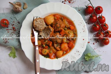 Тефтели с картошкой вместе с томатным соусом разложить со сковороды по тарелкам и подать сытное, вкусное, сочное блюдо к столу.