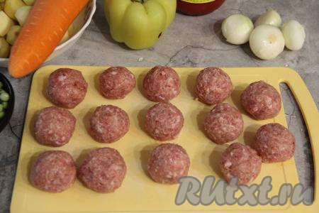 Из получившегося фарша сформировать тефтели среднего размера (я сформировала 14 штук).&nbsp;
