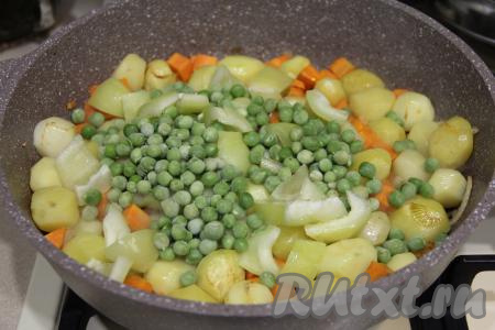 Сразу же добавить горошек (замороженный горошек предварительно размораживать не нужно), перемешать.