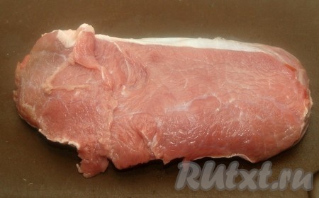 Подготовить говядину. Вымыть и обсушить её салфеткой.