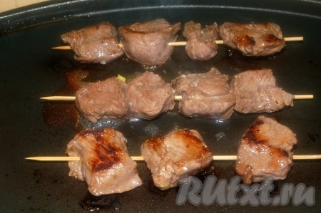 Разогреть на огне сковороду (или гриль), поместить наши шашлыки из говядины, не добавляя никакого масла. Обжаривать с двух сторон до подрумянивания, примерно по 5 минут.