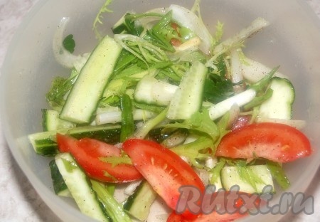 Для приготовления гарнира смешать любые овощи и зелень, заправить оливковым маслом и лимонным соком, посолить, поперчить и вкуснейший гарнир для мяса готов.
