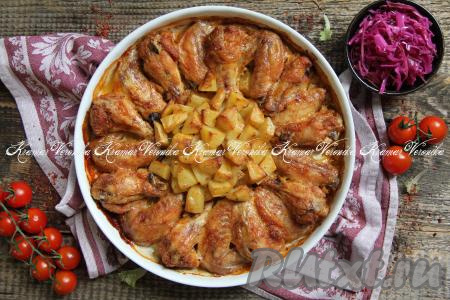 Куриные крылышки, запечённые с картошкой в майонезе, достать из духовки и в горячем виде подать к столу. Кусочки картофеля получаются мягкими, аппетитными, а крылья - румяными и сочными. Это простое блюдо станет вкусным, сытным обедом или ужином для вас и ваших близких!