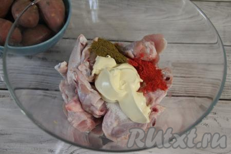 Сразу же добавить майонез.