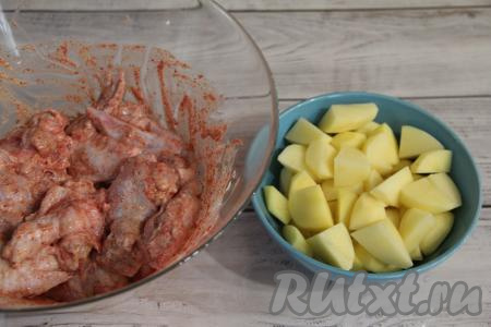 Тщательно перемешать крылья со специями и майонезом. Картошку почистить и нарезать на средние кубики.