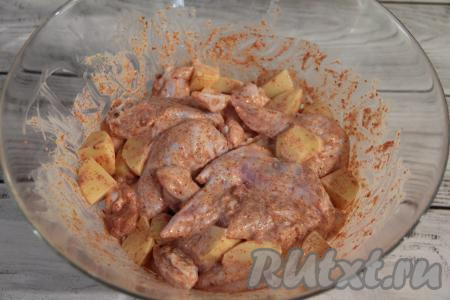 Перемешать крылья с картошкой и оставить мариноваться в майонезе при комнатной температуре в течение 1 часа.