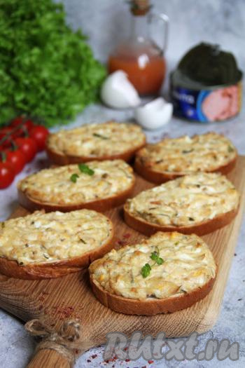 Достать вкусные, нежные бутерброды с тунцом из духовки, переложить на тарелку и горячими подать к столу.