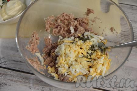 Сюда же выложить очищенное яйцо, натёртое на крупной тёрке.