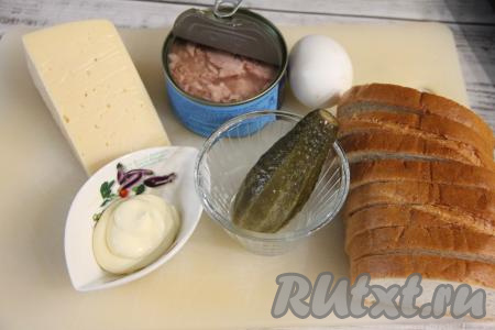 Подготовить продукты для приготовления горячих бутербродов с тунцом в духовке. Яйцо предварительно сварить вкрутую (варить с момента закипания воды 10 минут), а затем полностью его остудить.&nbsp;