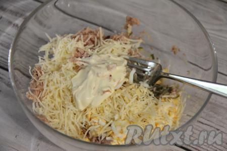 Добавить в получившуюся массу майонез.&nbsp;