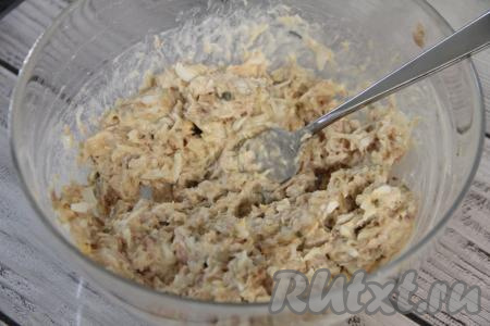 Перемешать рыбно-сырную массу.