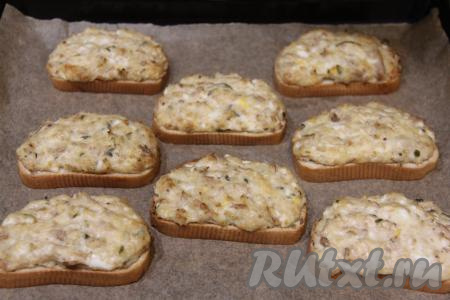 Запекать бутерброды с рыбой и сыром в разогретой духовке минут 10-15 при температуре 200 градусов.&nbsp;