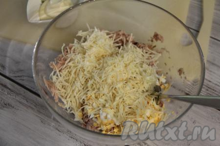 Следом добавить сыр, натёртый на мелкой тёрке.