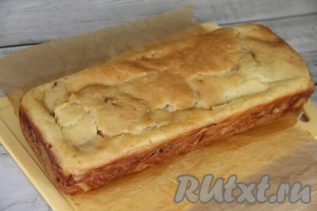 Готовность выпечки можно проверить сухой деревянной зубочисткой (если пирог готов, значит зубочистка останется сухой после прокола пирога). Готовую выпечку достать из духовки, слегка остудить в форме, а затем вынуть аккуратно пирог из формы, удалить пергамент.