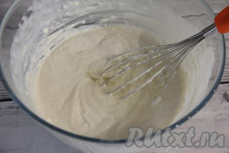 Добавляя муку, обязательно учитывайте, что тесто должно получиться как в меру густая сметана. Как только добились такой консистенции, больше муку не подсыпайте.&nbsp;В готовое тесто влить растительное масло и ещё раз перемешать.
