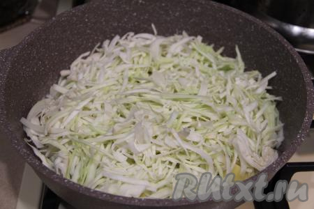К обжаренной картошке выложить капусту, перемешать.