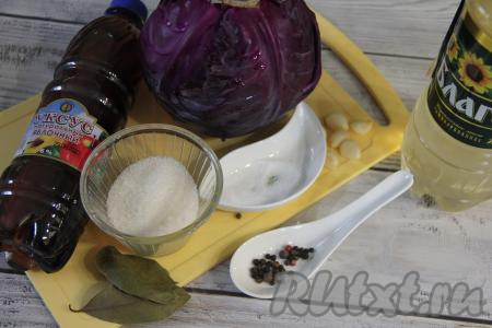 Подготовить продукты для приготовления краснокочанной капусты, маринованной с яблочным уксусом. Зубчики чеснока очистить. Вымыть капусту, если есть порченые верхние листы, их нужно будет удалить.