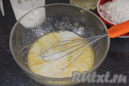Влить 250 миллилитров молока и ещё раз перемешать венчиком.