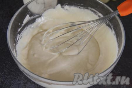 Вмешать муку венчиком, блинное тесто получится вязким.