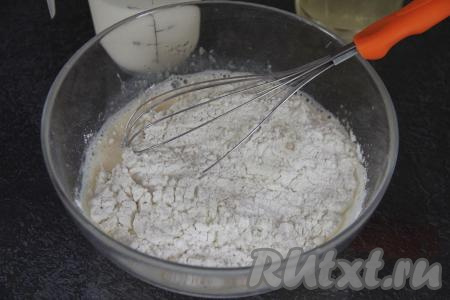 Всыпать просеянную муку.