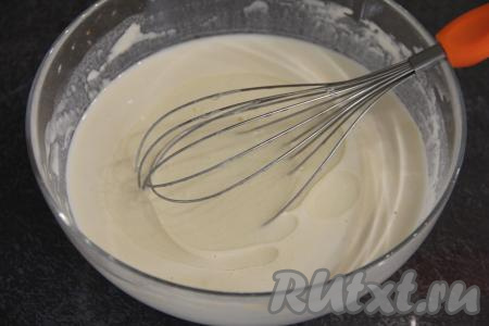 Влить в блинное тесто растительное масло, перемешать до однородности и оставить минут на 10 постоять. Тесто для блинов получится негустым.