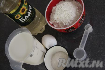 Подготовить продукты для приготовления блинов на молоке и 1 яйце.