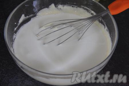 Влить оставшиеся 250 миллилитров молока, перемешать.