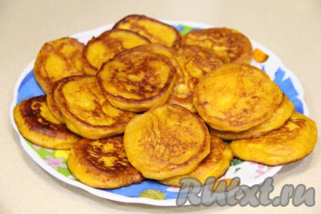 Периодически перемешивая тесто, пожарить все тыквенно-банановые оладушки. У меня из указанного количества ингредиентов обычно получается 14-15 солнечных, пышных оладий.