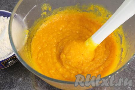 Пробить тыкву с бананом с помощью погружного блендера в пюре.