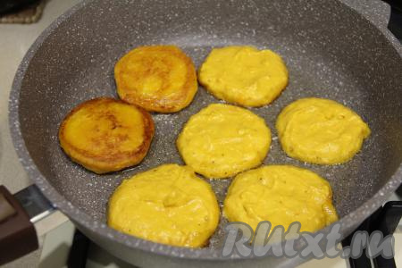 В сковороду влить растительное масло, дать ему разогреться на достаточно сильном огне, уменьшить огонь до среднего. Выкладывать на сковороду по столовой ложке тыквенно-бананового теста в виде круглых оладий.