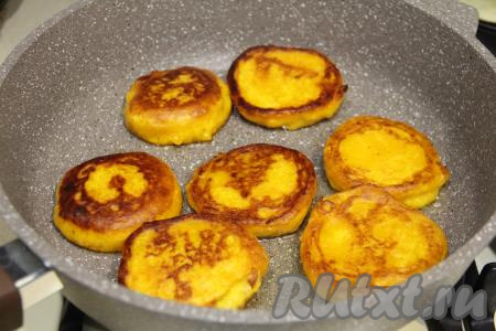Выпекать оладьи из тыквы и банана до подрумянивания с двух сторон, затем переложить на тарелку.
