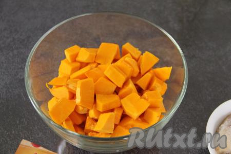 500 грамм тыквы, очищенной от волокон с семенами и от кожуры, нарезать на небольшие кубики (ориентировочно размером 1,5 на 1,5 сантиметра). Выложить кубики тыквы в миску, в которой можно готовить в микроволновке, и отправить в микроволновку. Запекать тыкву при максимальной мощности микроволновки (я запекала при мощности 850 Ватт) минут 8.&nbsp;