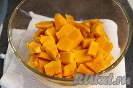 Тыква в процессе запекания должна стать мягкой, легко прокалываться вилкой (если по прошествии 8 минут тыква останется твердоватой, тогда запекайте её в микроволновке ещё в течение нескольких минут). Запечённой тыкве дать немного остыть.