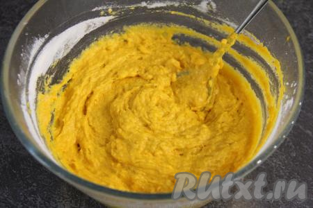 Перемешать тесто лопаткой. Тыквенно-банановое тесто должно получиться вязким, однородным, не очень густым.