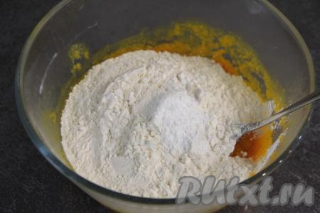 В получившееся тыквенно-банановое пюре всыпать муку, соль и разрыхлитель.