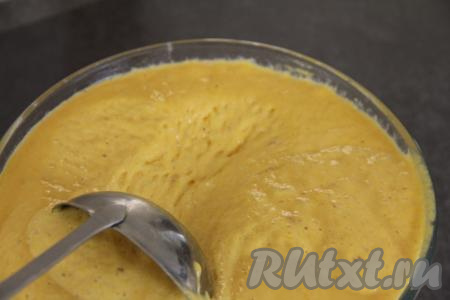 У вас должно получиться пузырчатое, воздушное тесто, как на фото. Аккуратно перемешать тесто половником, оно не осядет.