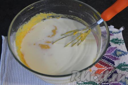 Влить молоко комнатной температуры, перемешать.