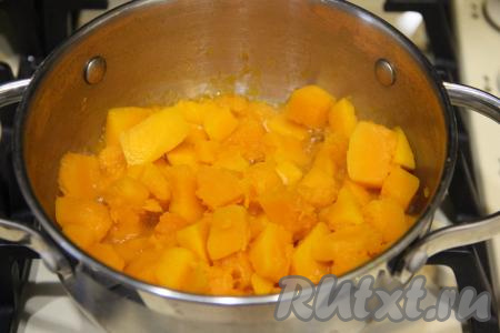 Поставить кастрюлю на огонь и тушить тыкву под крышкой минут 15 (до мягкости тыквы). Затем убрать с огня и дать остыть до комнатной температуры.