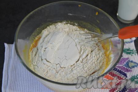 Всыпать муку.