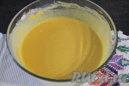 Влить растительное масло и хорошо перемешать блинное тесто венчиком, оно получится негустым.